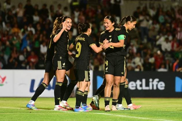MEXICO VS URUGUAY International Friendly, Länderspiel, Nationalmannschaft EXICO VS URUGUAY INTERNATIONAL FRIENDLY 30052025 PUEBLA, MEXICO. Action photo of Charlyn Corral of the Mexico female National Soccer Team (C), congratulated by teammates after scoring a goal during interrnational friendly game against Uruguay, held at the Olympic Stadium of the BUAP at Puebla. Mexico drew 2.-2. Foto de acciuon de Charlyn Corral (C) de la Seleccion Nacional femenina de Mexico (C), felicitada por sus companeras luego de anotar un gol, durante juego amistoso internacional en contra de Uruguay, celebrado en el Estadio Olimpico de ka BUAP en Puebla. Photo by IMAGENSHOP AGENCIA FOTOGRAFICA PUEBLA PUEBLA MEXICO Copyright: xIMAGENSHOPxAGENCIAxFOTOGRAFICAx