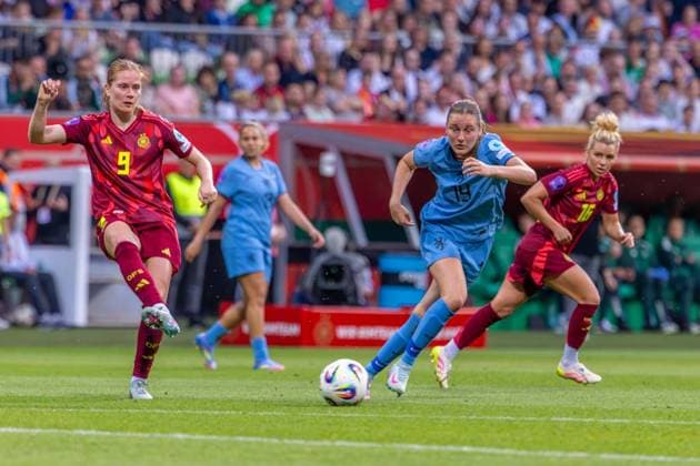 Bremen, Deutschland 30. Mai 2025: UEFA Nations League Women - 2025 - Deutschland vs. Niederlande Im Bild: v. li. im Zweikampf Rebecca Knaak (Deutschland) und Wieke Kaptein (Niederlande) Weser Stadion Niedersachen Copyright: xFotostandx xSchäferx