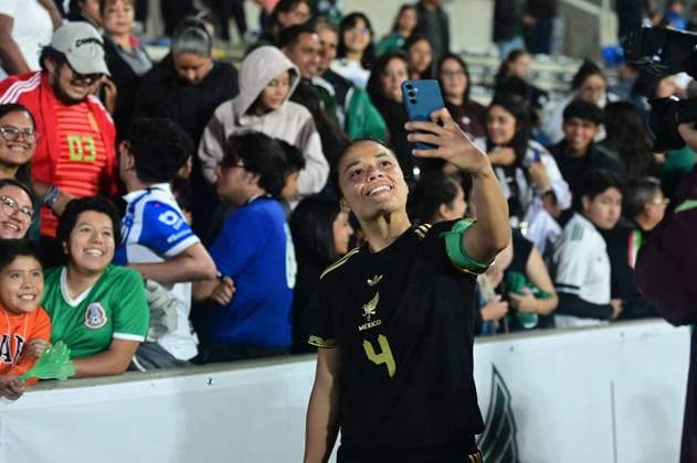MEXICO VS URUGUAY International Friendly, Länderspiel, Nationalmannschaft MEXICO VS URUGUAY INTERNATIONAL FRIENDLY 30052025 PUEBLA, MEXICO. Action photo of Natalia Maulen of the Mexico National Female Soccer team, celebrating and taking selfies with fans, during interrnational friendly game against Uruguay, held at the Olympic Stadium of the BUAP at Puebla. Mexico drew 2.-2. Foto de accion de Natalia Mauleon de la Seleccion Nacional Femenil de Mexico, celebrano y tomando selfies con los aficionados , durante juego amistoso internacional en contra de Uruguay, celebrado en el Estadio Olimpico de ka BUAP en Puebla. Photo by IMAGENSHOP AGENCIA FOTOGRAFICA PUEBLA PUEBLA MEXICO Copyright: xIMAGENSHOPxAGENCIAxFOTOGRAFICAx