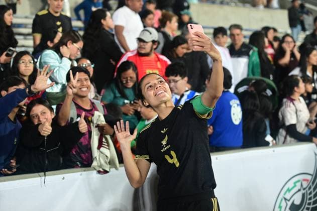 MEXICO VS URUGUAY International Friendly, Länderspiel, Nationalmannschaft MEXICO VS URUGUAY INTERNATIONAL FRIENDLY 30052025 PUEBLA, MEXICO. Action photo of Natalia Maulen of the Mexico National Female Soccer team, celebrating and taking selfies with fans, during interrnational friendly game against Uruguay, held at the Olympic Stadium of the BUAP at Puebla. Mexico drew 2.-2. Foto de accion de Natalia Mauleon de la Seleccion Nacional Femenil de Mexico, celebrano y tomando selfies con los aficionados , durante juego amistoso internacional en contra de Uruguay, celebrado en el Estadio Olimpico de ka BUAP en Puebla. Photo by IMAGENSHOP AGENCIA FOTOGRAFICA PUEBLA PUEBLA MEXICO Copyright: xIMAGENSHOPxAGENCIAxFOTOGRAFICAx