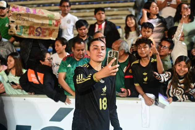 MEXICO VS URUGUAY International Friendly, Länderspiel, Nationalmannschaft MEXICO VS URUGUAY INTERNATIONAL FRIENDLY 30052025 PUEBLA, MEXICO. Action photo of Angelica Torres of the Mexico National Female Soccer team, taking selfies with fans, during interrnational friendly game against Uruguay, held at the Olympic Stadium of the BUAP at Puebla. Mexico drew 2.-2. Foto de accion de Angelica Torrres de la Seleccion Nacional Femenil de Mexico, tomando selfies con los aficionados, urante juego amistoso internacional en contra de Uruguay, celebrado en el Estadio Olimpico de ka BUAP en Puebla. Photo by IMAGENSHOP AGENCIA FOTOGRAFICA PUEBLA PUEBLA MEXICO Copyright: xIMAGENSHOPxAGENCIAxFOTOGRAFICAx