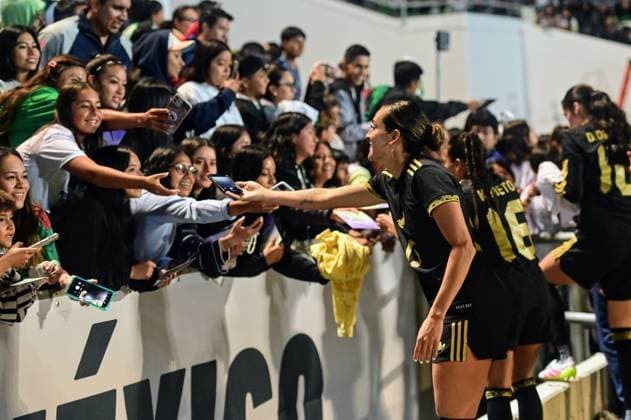 MEXICO VS URUGUAY International Friendly, Länderspiel, Nationalmannschaft MEXICO VS URUGUAY INTERNATIONAL FRIENDLY 30052025 PUEBLA, MEXICO. Action photo of Christina Burkenroad of the Mexico National Female Soccer team, signing autographs, during interrnational friendly game against Uruguay, held at the Olympic Stadium of the BUAP at Puebla. Mexico drew 2.-2. Foto de accion de Chriistiba Burkenroad de la Seleccion Nacional Femenil de Mexico, firrmando autografos urante juego amistoso internacional en contra de Uruguay, celebrado en el Estadio Olimpico de ka BUAP en Puebla. Photo by IMAGENSHOP AGENCIA FOTOGRAFICA PUEBLA PUEBLA PUEBLA Copyright: xIMAGENSHOPxAGENCIAxFOTOGRAFICAx