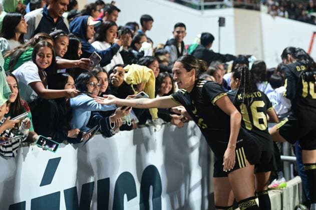 MEXICO VS URUGUAY International Friendly, Länderspiel, Nationalmannschaft MEXICO VS URUGUAY INTERNATIONAL FRIENDLY 30052025 PUEBLA, MEXICO. Action photo of Christina Burkenroad of the Mexico National Female Soccer team, signing autographs, during interrnational friendly game against Uruguay, held at the Olympic Stadium of the BUAP at Puebla. Mexico drew 2.-2. Foto de accion de Chriistiba Burkenroad de la Seleccion Nacional Femenil de Mexico, firrmando autografos urante juego amistoso internacional en contra de Uruguay, celebrado en el Estadio Olimpico de ka BUAP en Puebla. Photo by IMAGENSHOP AGENCIA FOTOGRAFICA PUEBLA PUEBLA MEXICO Copyright: xIMAGENSHOPxAGENCIAxFOTOGRAFICAx