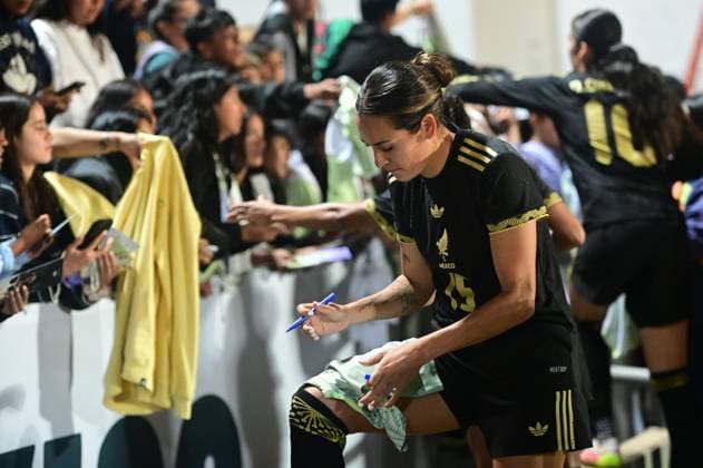MEXICO VS URUGUAY International Friendly, Länderspiel, Nationalmannschaft MEXICO VS URUGUAY INTERNATIONAL FRIENDLY 30052025 PUEBLA, MEXICO. Action photo of Christina Burkenroad of the Mexico National Female Soccer team, signing autographs, during interrnational friendly game against Uruguay, held at the Olympic Stadium of the BUAP at Puebla. Mexico drew 2.-2. Foto de accion de Chriistiba Burkenroad de la Seleccion Nacional Femenil de Mexico, firrmando autografos urante juego amistoso internacional en contra de Uruguay, celebrado en el Estadio Olimpico de ka BUAP en Puebla. Photo by IMAGENSHOP AGENCIA FOTOGRAFICA PUEBLA PUEBLA PUEBLA Copyright: xIMAGENSHOPxAGENCIAxFOTOGRAFICAx