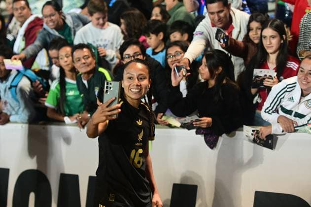 MEXICO VS URUGUAY International Friendly, Länderspiel, Nationalmannschaft MEXICO VS URUGUAY INTERNATIONAL FRIENDLY 30052025 PUEBLA, MEXICO. Action photo of Kimberly Rodriguez of the Mexico National Female Soccer team, celebrating and taking selfies with fans, during interrnational friendly game against Uruguay, held at the Olympic Stadium of the BUAP at Puebla. Mexico drew 2.-2. Foto de accion de Kimberly Rodriguez de la Seleccion Nacional Femenil de Mexico, celebrano y tomando selfies con los aficionados , durante juego amistoso internacional en contra de Uruguay, celebrado en el Estadio Olimpico de ka BUAP en Puebla. Photo by IMAGENSHOP AGENCIA FOTOGRAFICA PUEBLA PUEBLA MEXICO Copyright: xIMAGENSHOPxAGENCIAxFOTOGRAFICAx