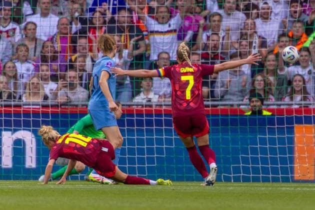 Bremen, Deutschland 30. Mai 2025: UEFA Nations League Women - 2025 - Deutschland vs. Niederlande Im Bild: v.li. Linda Dallmann (Deutschland) macht das Tor zum 1:0 Weser Stadion Niedersachen Copyright: xFotostandx xSchäferx