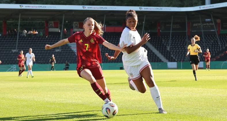 Aspach , Fußball U23 weiblich Länderspiel Deutschland vs. USA , von links: Vivien Endemann ( D ) Kennedy Wesley ( USA )