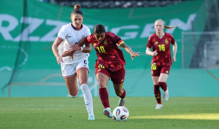 Aspach , Fußball U23 weiblich Länderspiel Deutschland vs. USA , von links: Riley Jackson ( USA ) Gia Corley ( D )