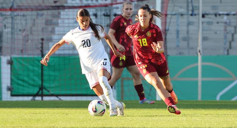 Aspach , Fußball U23 weiblich Länderspiel Deutschland vs. USA , von links: Samantha Meza ( USA ) Selina Vobian ( D )
