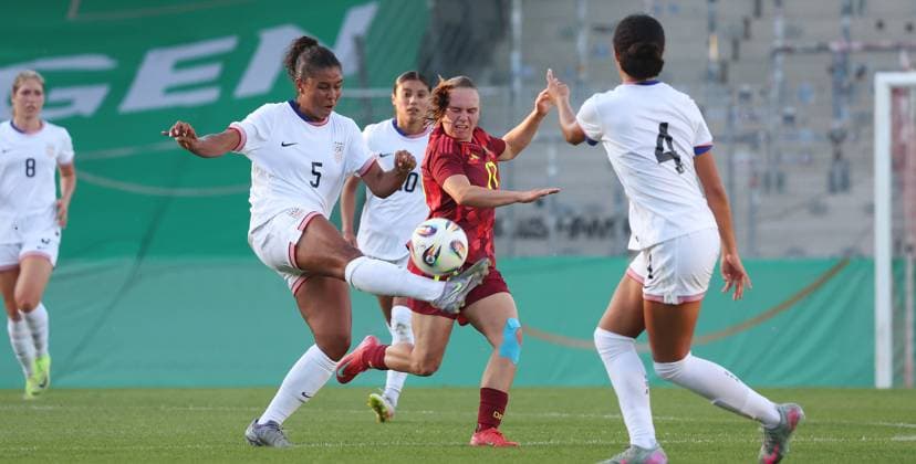 Aspach , Fußball U23 weiblich Länderspiel Deutschland vs. USA , von links: Kennedy Wesley ( USA ) Marie Steiner ( D )