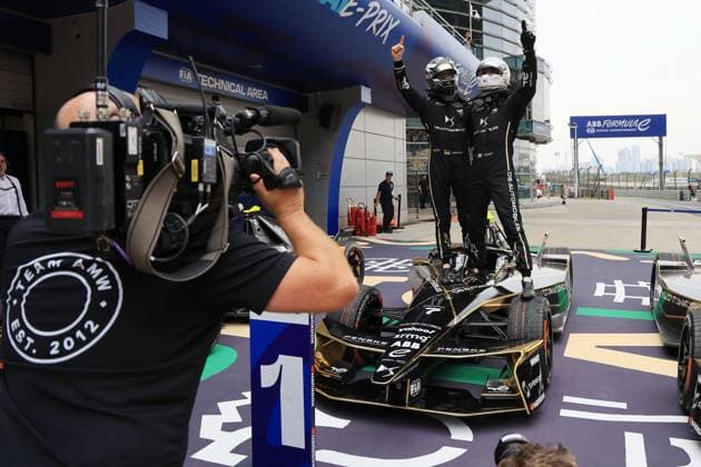 Sport Themen der Woche KW22 Sport Bilder des Tages Sieger Maximilian Günther (GER) und Zweiter Jean- Eric Vergne (FRA) DS- Penske stehen gemeinsam nach dem Doppelsieg auf dem DS penske 7 Gen3 Evo renbnwagenPodium im Parc Ferme Rennen 1, FIA Formel E Weltmeisterschaft Saison 11, Shanghai E- Prix, China,. 31.05.2025, Shanghai International Circuit *** Winner Maximilian Günther GER and runner-up Jean Eric Vergne FRA DS Penske stand together after the double victory on the DS penske 7 Gen3 Evo race car podium at Parc Ferme Race 1, FIA Formula E World Championship Season 11, Shanghai E Prix, China, 31 05 2025, Shanghai International Circuit