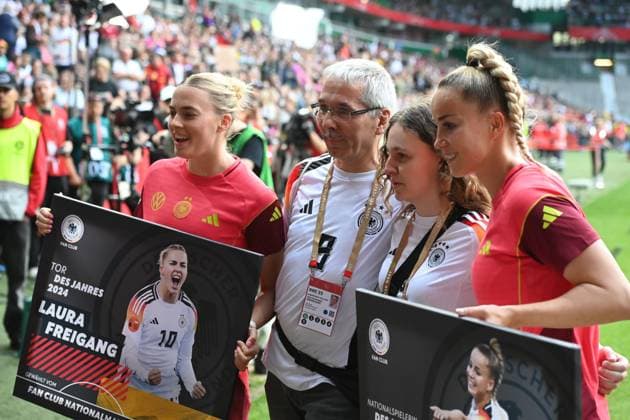 Ehrung fuer Laura FREIGANG (GER) Tor des Jahres und Giulia GWINN (GER) Spielerin des Jahres, UEFA Womens Nations League, 5. Spieltag, matchday 5, Fussball Laenderspiel der Frauen, Deutschland (GER) - Niederlande (NED) 4-0 am 30.05.2025 in Bremen Deutschland. Â
