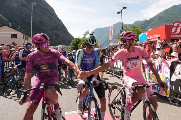 Sport Bilder des Tages Fortunato Lorenzo of Xds Astana Team jersey azzurra ,Pedersen Mads of Lidl-Trek jersey ciclamino ,Del Toro Romero Isaac of Uae Team Emirates Xrg jersey pink ,Del Toro Romero Isaac of Uae Team Emirates Xrg jersey bianca during the stage 20 of the Giro d™Italia from Verres to Sestriere (Via Latteo), Italy - Saturday, May 31, 2025. - cycling.  Copyright: xMassimoxPaolone LaPressex