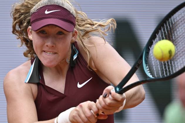 Sport Bilder des Tages 2025 Roland-Garros - Day 7 PARIS, FRANCE - MAY 31: Mirra Andreeva in action against Yulia Putintseva (not seen) of Kazakhstan during the Women s Singles third round match on day seven of the 2025 French Open at Court Suzanne Lenglen in Paris, France on May 31, 2025. Burak Akbulut Anadolu Paris France. Editorial use only. Please get in touch for any other usage.  Copyright: x2025xAnadoluxBurakxAkbulutx