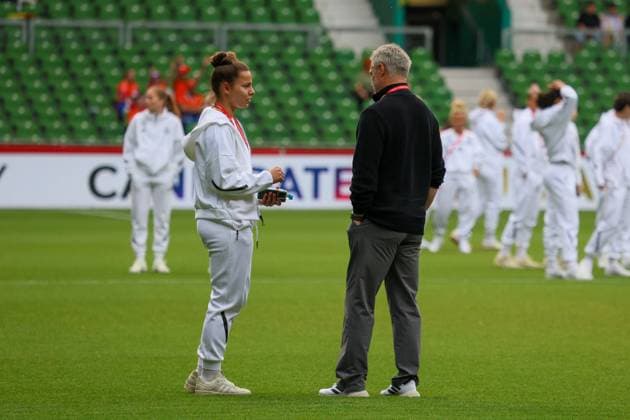 Bremen, Deutschland 30. Mai 2025: UEFA Nations League Women - 2025 - Deutschland vs. Niederlande Im Bild: v.li. Lena Oberdorf (Deutschland) und Trainer Christian Wück Wueck (Deutschland) während der Platzbegehung in Bremen Weser Stadion Niedersachen Copyright: xFotostandx xFantinix