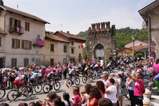 Sport Bilder des Tages The pack rides during the stage 20 of the Giro d™Italia from Verres to Sestriere (Via Latteo), Italy - Saturday, May 31, 2025. - cycling.  Copyright: xFabioxFerrari LaPressex