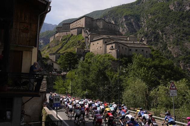 the pack rides during the stage 20 of the Giro d™Italia from Verres to Sestriere (Via Latteo), Italy - Saturday, May 31, 2025. - cycling.  Copyright: xFabioxFerrari LaPressex