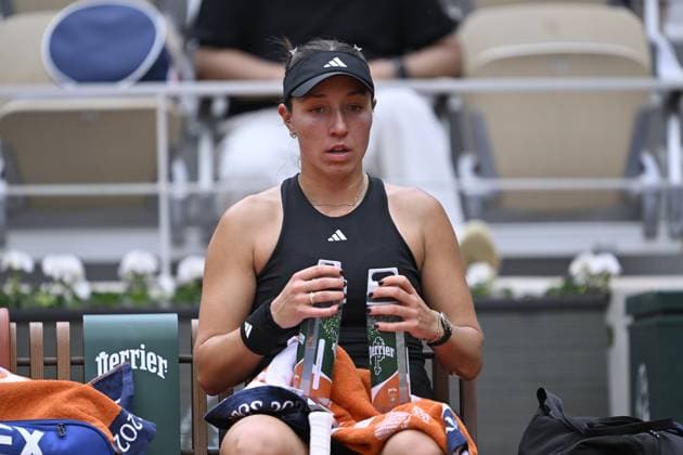 2025 Roland-Garros - Day 7 PARIS, FRANCE - MAY 31: Jessica Pegula of US rests during match against Marketa Vondrousova (not seen) of Czech Republic during the Women s Singles third round match on day seven of the 2025 French Open at Court Philippe-Chatrier in Paris, France on May 31, 2025. Burak Akbulut Anadolu Paris France. Editorial use only. Please get in touch for any other usage.  Copyright: x2025xAnadoluxBurakxAkbulutx
