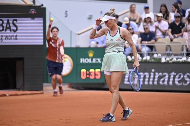 2025 Roland-Garros - Day 7 PARIS, FRANCE - MAY 31: Marketa Vondrousova of Czech Republic in action against Jessica Pegula (not seen) of US during the Women s Singles third round match on day seven of the 2025 French Open at Court Philippe-Chatrier in Paris, France on May 31, 2025. Burak Akbulut Anadolu Paris France. Editorial use only. Please get in touch for any other usage.  Copyright: x2025xAnadoluxBurakxAkbulutx