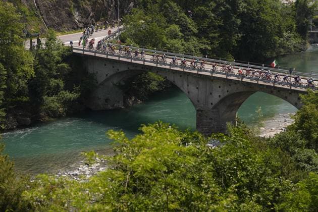 The pack rides during the stage 20 of the Giro d™Italia from Verres to Sestriere (Via Latteo), Italy - Saturday, May 31, 2025. - cycling.  Copyright: xFabioxFerrari LaPressex