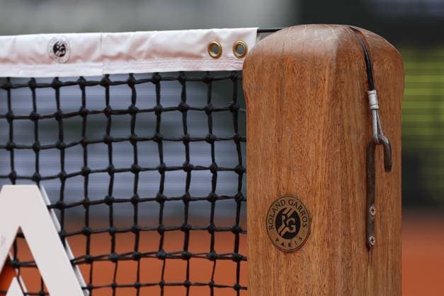 ROLAND GARROS 2025 Thierry Larret MAXPPP - PARIS (75) 31 05 2025 Thierry Larret Maxppp. Tennis. Roland Garros 2025. Internationaux de France de tennis. Stade Roland Garros, Paris (75). Le 31 mai 2025. Court Philippe Chatrier : Marketa VONDROUSOVA (CZE) vs Jessica PEGULA (USA). ILLUSTRATION DU FILET ET POTEAU SUR LE COURT CENTRAL PARIS (75) STADE ROLAND GARROS PARIS ILE DE FRANCE FRANCE  Copyright: xMAXPPPxThierryxLarretx TLR202505317278 TLR202505317278
