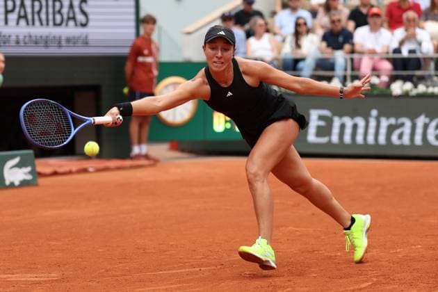 ROLAND GARROS 2025 Thierry Larret MAXPPP - PARIS (75) 31 05 2025 Thierry Larret Maxppp. Tennis. Roland Garros 2025. Internationaux de France de tennis. Stade Roland Garros, Paris (75). Le 31 mai 2025. Court Philippe Chatrier : Marketa VONDROUSOVA (CZE) vs Jessica PEGULA (USA) PARIS (75) STADE ROLAND GARROS PARIS ILE DE FRANCE FRANCE  Copyright: xMAXPPPxThierryxLarretx TLR202505317286 TLR202505317286