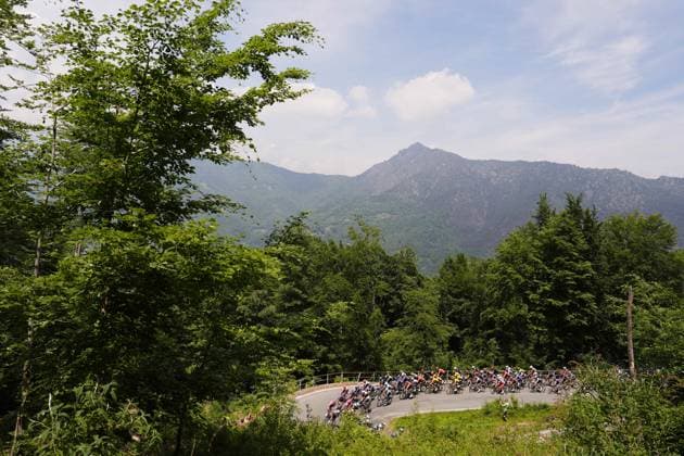 The pack rides during the stage 20 of the Giro d™Italia from Verres to Sestriere (Via Latteo), Italy - Saturday, May 31, 2025. - cycling.  Copyright: xFabioxFerrari LaPressex