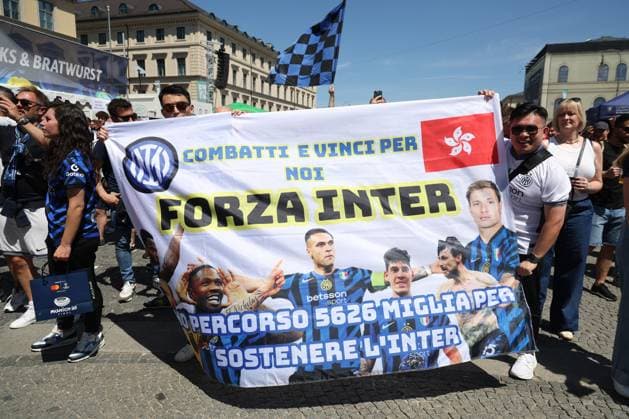 CALCIO - UEFA Champions League - Fans at the Champions League final Munich, Germany May 31, 2025: Fanzone Inter square with flags singing the chants for their. 2024 2025 UEFA Champions League final match between Paris Saint German against Internazionale Milan, at the Allianz Arena in Munich. Munich Germany  Copyright: xIPAxSport ABACAx