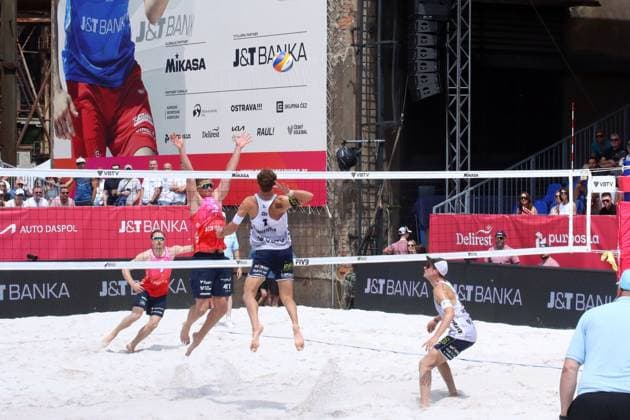 Beach Pro Tour Ostrava, 31.05.2025 Beach Pro Tour Ostrava, Beach-Volleyball, Elite16, Ostrava, 31.05.2025 Bild: Sagstetter, Jonas (GER, 1, im Angriff) und Sagstetter, Benedikt (GER, 2) gegen Perusic, Ondrej (CZE, 1) und Schweiner, David (CZE, 2, im Block) Copyright: xBEAUTIFULxSPORTS NilsxKoepkex