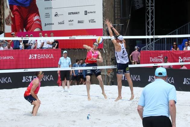 Beach Pro Tour Ostrava, 31.05.2025 Beach Pro Tour Ostrava, Beach-Volleyball, Elite16, Ostrava, 31.05.2025 Bild: Sagstetter, Jonas (GER, 1) und Sagstetter, Benedikt (GER, 2, im Block) gegen Perusic, Ondrej (CZE, 1, im Angriff) und Schweiner, David (CZE, 2) Copyright: xBEAUTIFULxSPORTS NilsxKoepkex