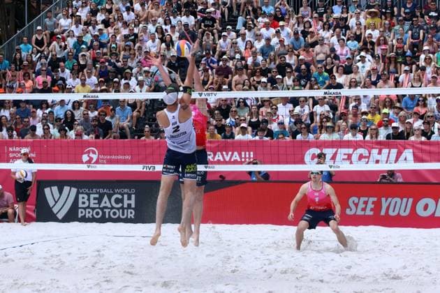Beach Pro Tour Ostrava, 31.05.2025 Beach Pro Tour Ostrava, Beach-Volleyball, Elite16, Ostrava, 31.05.2025 Bild: Sagstetter, Benedikt (GER, 2, im Angriff) gegen Perusic, Ondrej (CZE, 1) und Schweiner, David (CZE, 2, im Block) Copyright: xBEAUTIFULxSPORTS NilsxKoepkex