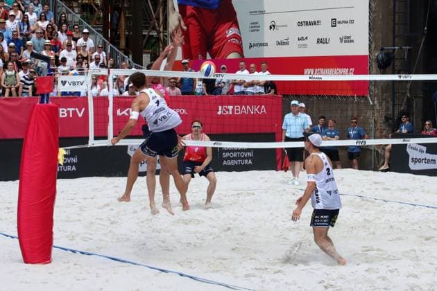 Beach Pro Tour Ostrava, 31.05.2025 Beach Pro Tour Ostrava, Beach-Volleyball, Elite16, Ostrava, 31.05.2025 Bild: Sagstetter, Jonas (GER, 1, im Angriff) und Sagstetter, Benedikt (GER, 2) gegen Perusic, Ondrej (CZE, 1) und Schweiner, David (CZE, 2, im Block) Copyright: xBEAUTIFULxSPORTS NilsxKoepkex