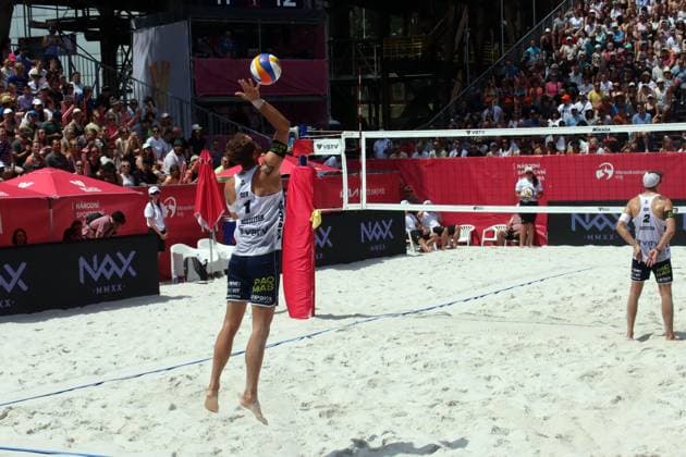 Beach Pro Tour Ostrava, 31.05.2025 Beach Pro Tour Ostrava, Beach-Volleyball, Elite16, Ostrava, 31.05.2025 Bild: Sagstetter, Jonas (GER, 1) beim Aufschlag und Sagstetter, Benedikt (GER, 2) Copyright: xBEAUTIFULxSPORTS NilsxKoepkex