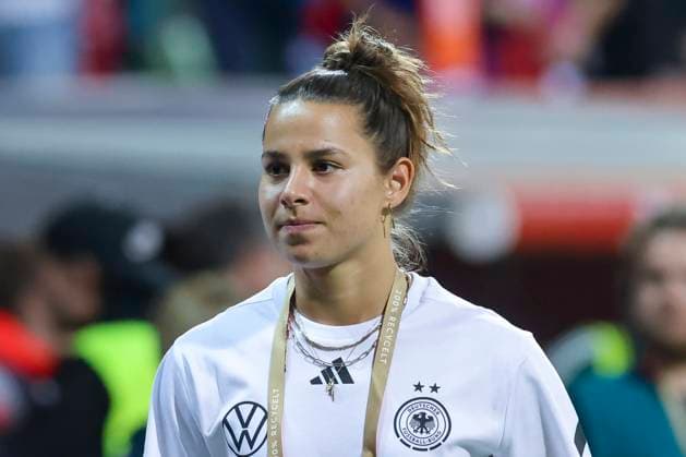 Lena Oberdorf (Germany) schaut, UEFA Women s Nations League 2024 25 Grp A1 MD5, Germany and Netherlands, Weserstadion am 30. May 2025 in Bremen, Deutschland. (Foto von Marco Steinbrenner DeFodi Images) Lena Oberdorf (Germany) looks on, UEFA Women s Nations League 2024 25 Grp A1 MD5, Germany and Netherlands, Weserstadion, May 30, 2025 in Bremen, Germany. (Photo by Marco Steinbrenner DeFodi Images)