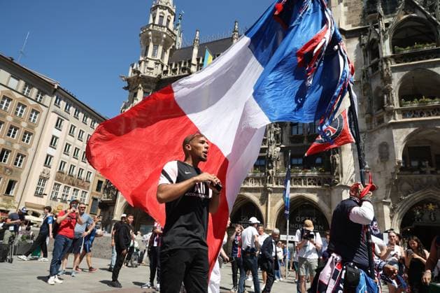 CALCIO - UEFA Champions League - Fans at the Champions League final Munich, Germany May 31, 2025: PSG fans in Marienplaz square with flags singing the chants for their. 2024 2025 UEFA Champions League final match between Paris Saint German against Internazionale Milan, at the Allianz Arena in Munich. Munich Germany  Copyright: xIPAxSport ABACAx