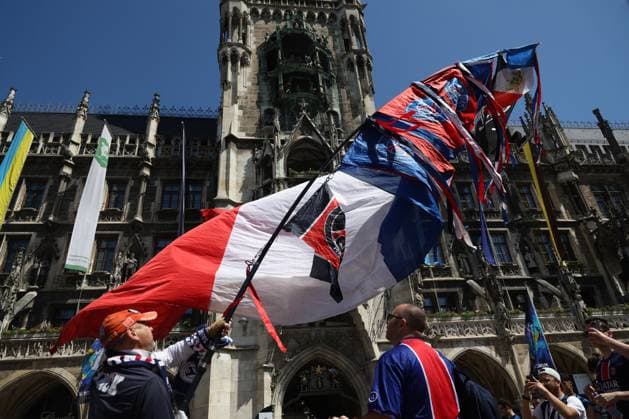 CALCIO - UEFA Champions League - Fans at the Champions League final Munich, Germany May 31, 2025: PSG fans in Marienplaz square with flags singing the chants for their. 2024 2025 UEFA Champions League final match between Paris Saint German against Internazionale Milan, at the Allianz Arena in Munich. Munich Germany  Copyright: xIPAxSport ABACAx
