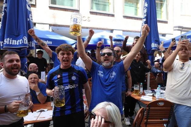 CALCIO - UEFA Champions League - Fans at the Champions League final Munich, Germany May 31, 2025: Inter fans in Marienplaz square with flags singing the chants for their. 2024 2025 UEFA Champions League final match between Paris Saint German against Internazionale Milan, at the Allianz Arena in Munich. Munich Germany  Copyright: xIPAxSport ABACAx