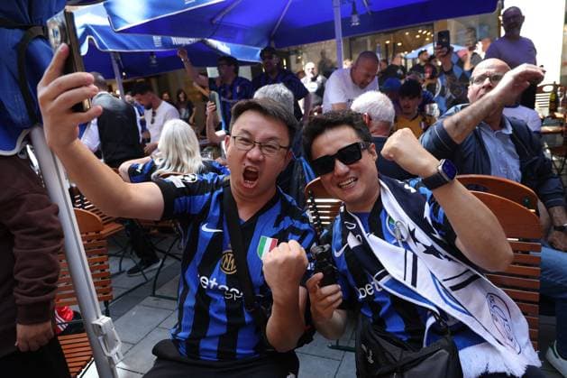 CALCIO - UEFA Champions League - Fans at the Champions League final Munich, Germany May 31, 2025: Inter fans in Marienplaz square with flags singing the chants for their. 2024 2025 UEFA Champions League final match between Paris Saint German against Internazionale Milan, at the Allianz Arena in Munich. Munich Germany  Copyright: xIPAxSport ABACAx