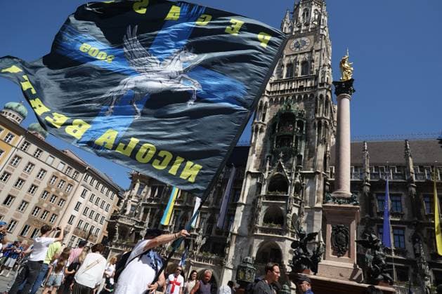 CALCIO - UEFA Champions League - Fans at the Champions League final Munich, Germany May 31, 2025: Inter fans in Marienplaz square with flags singing the chants for their. 2024 2025 UEFA Champions League final match between Paris Saint German against Internazionale Milan, at the Allianz Arena in Munich. Munich Germany  Copyright: xIPAxSport ABACAx