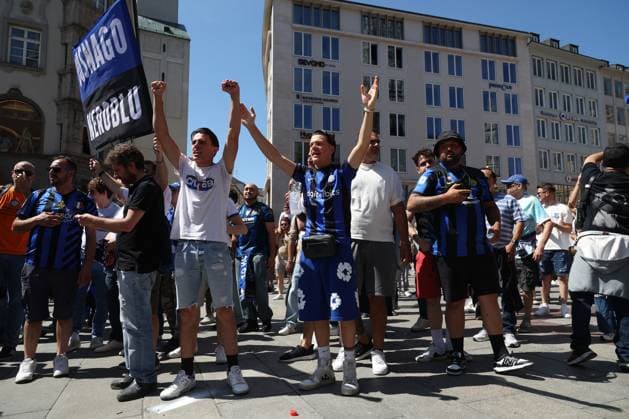 CALCIO - UEFA Champions League - Fans at the Champions League final Munich, Germany May 31, 2025: Inter fans in Marienplaz square with flags singing the chants for their. 2024 2025 UEFA Champions League final match between Paris Saint German against Internazionale Milan, at the Allianz Arena in Munich. Munich Germany  Copyright: xIPAxSport ABACAx