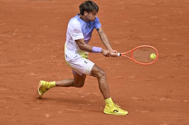 2025 Roland-Garros - Day 7 PARIS, FRANCE - MAY 31: Flavio Cobolli of Italy in action against Alexander Zverev (not seen) of Germany during their men s singles match on day 7 of the French Open tennis tournament on Court Philippe-Chatrier at the Philippe-Chatrier Court in Paris on May 31, 2025. Burak Akbulut Anadolu Paris France. Editorial use only. Please get in touch for any other usage.  Copyright: x2025xAnadoluxBurakxAkbulutx