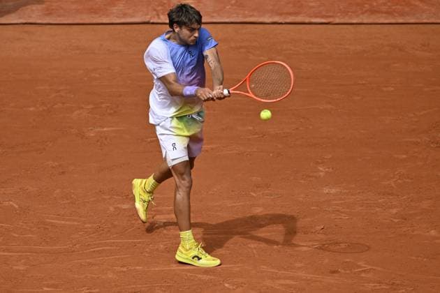 2025 Roland-Garros - Day 7 PARIS, FRANCE - MAY 31: Flavio Cobolli of Italy in action against Alexander Zverev (not seen) of Germany during their men s singles match on day 7 of the French Open tennis tournament on Court Philippe-Chatrier at the Philippe-Chatrier Court in Paris on May 31, 2025. Burak Akbulut Anadolu Paris France. Editorial use only. Please get in touch for any other usage.  Copyright: x2025xAnadoluxBurakxAkbulutx