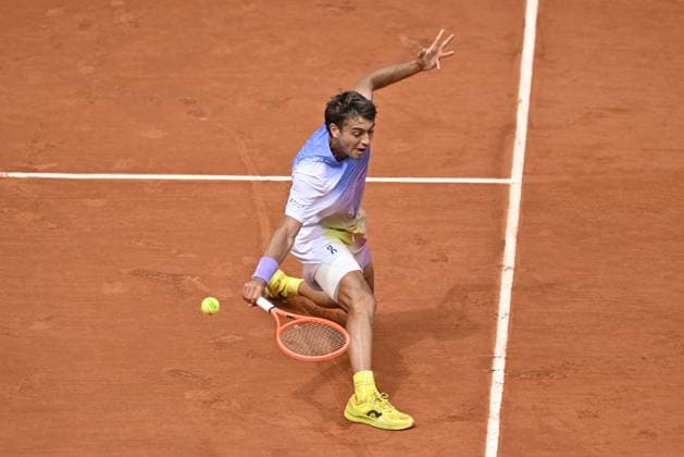 2025 Roland-Garros - Day 7 PARIS, FRANCE - MAY 31: Flavio Cobolli of Italy in action against Alexander Zverev (not seen) of Germany during their men s singles match on day 7 of the French Open tennis tournament on Court Philippe-Chatrier at the Philippe-Chatrier Court in Paris on May 31, 2025. Burak Akbulut Anadolu Paris France. Editorial use only. Please get in touch for any other usage.  Copyright: x2025xAnadoluxBurakxAkbulutx