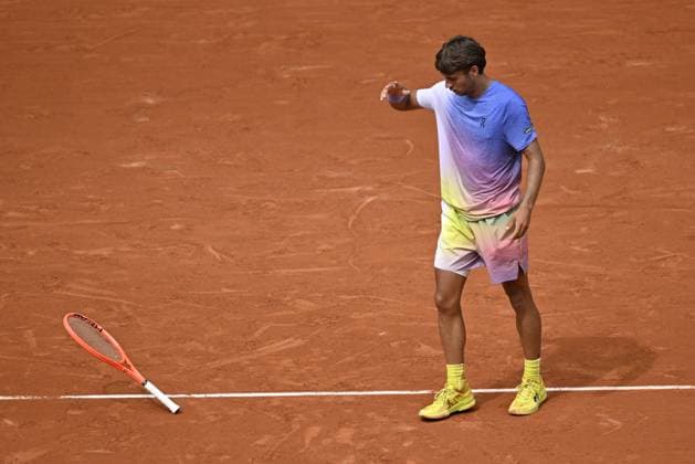 2025 Roland-Garros - Day 7 PARIS, FRANCE - MAY 31: Flavio Cobolli of Italy in action against Alexander Zverev (not seen) of Germany during their men s singles match on day 7 of the French Open tennis tournament on Court Philippe-Chatrier at the Philippe-Chatrier Court in Paris on May 31, 2025. Burak Akbulut Anadolu Paris France. Editorial use only. Please get in touch for any other usage.  Copyright: x2025xAnadoluxBurakxAkbulutx