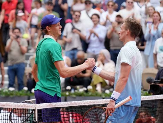 TENNIS - French Open 2025 PARIS,FRANCE,31.MAY.25 - TENNIS - ATP, Tennis Herren World Tour, French Open, Roland Garros, Grand Slam. Image shows Jannik Sinner (ITA) and Jiri Lehecka (CZE).  GEPAxpictures xMichaelxRiedler