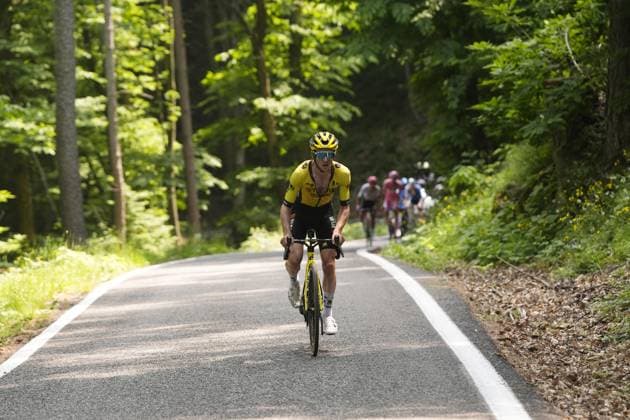 The pack rides during the stage 20 of the Giro d™Italia from Verres to Sestriere (Via Lattea), Italy - Saturday, May 31, 2025. - cycling.  Copyright: xFabioxFerrari LaPressex