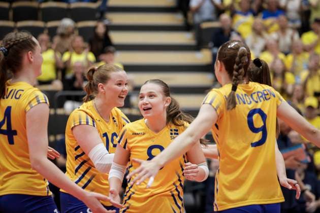 ÖREBRO, SVERIGE 20250531 Sweden s Hanna Hellvig, Paulina Lindberg, Sonja Rundcrantz and Gun Hindegren celebrate during the CEV Women s Volleyball European Golden League pool match between Sweden and Romania at Idrottshuset in Orebro, Sweden, on May 31, 2025. ÖREBRO SVERIGE x11380x