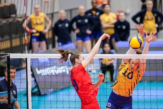 ÖREBRO, SVERIGE 20250531 Romania s Iarina-Luana Axinte ( 9) and Sweden s Isabelle Haak ( 10) during the CEV Women s Volleyball European Golden League pool match between Sweden and Romania at Idrottshuset in Orebro, Sweden, on May 31, 2025. ÖREBRO SVERIGE x11380x