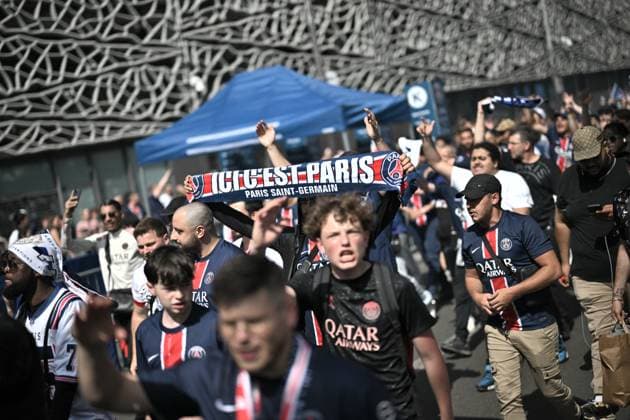 PSG Supporters Waiting Outside The Parc des Princes - Paris PSG supporters waiting outside the Parc des Princes stadium, which will welcome 48,000 people this Saturday evening for the broadcast of the Champions League final in Munich, between Paris Saint Germain (PSG) and Inter Milan, in Paris, France, on May 31, 2025. Photo by Eliot Blondet ABACAPRESS.COM Paris France  Copyright: xBlondetxEliot ABACAx
