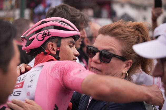 Yates Simon Philip of Team Visma Lease A Bike hugs his mother during the stage 20 of the Giro d™Italia from Verres to Sestriere (Via Lattea), Italy - Saturday, May 31, 2025. - cycling.  Copyright: xMarcoxAlpozzi LaPressex